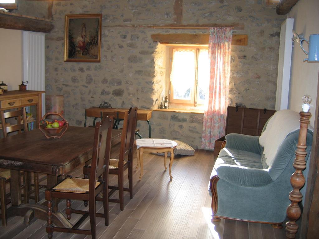 La Ferme Des Genets Panzió Medeyrolles Kültér fotó